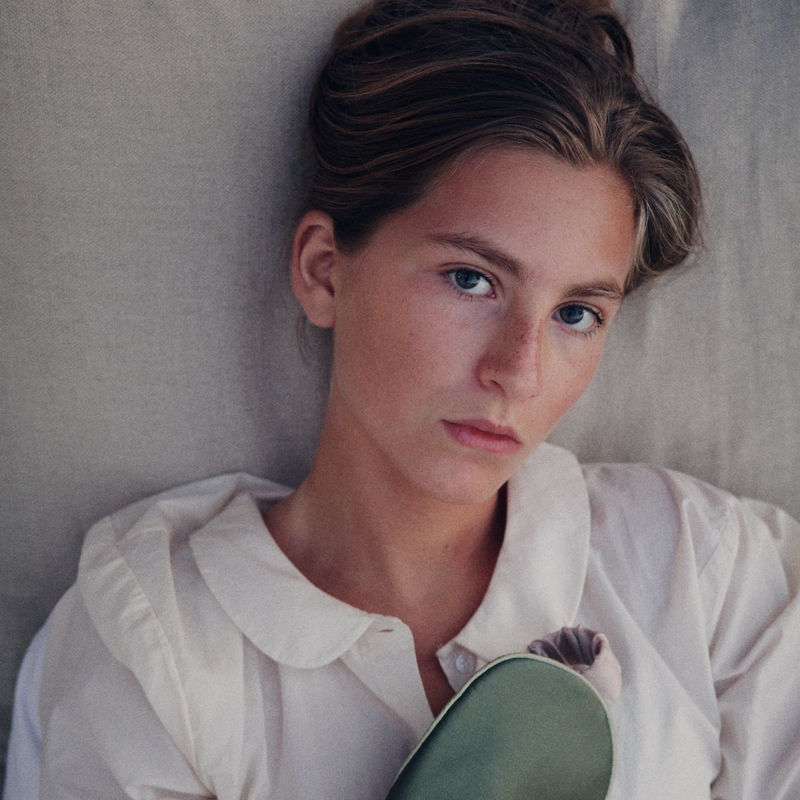 Gril with sleep mask in color meadow bed green