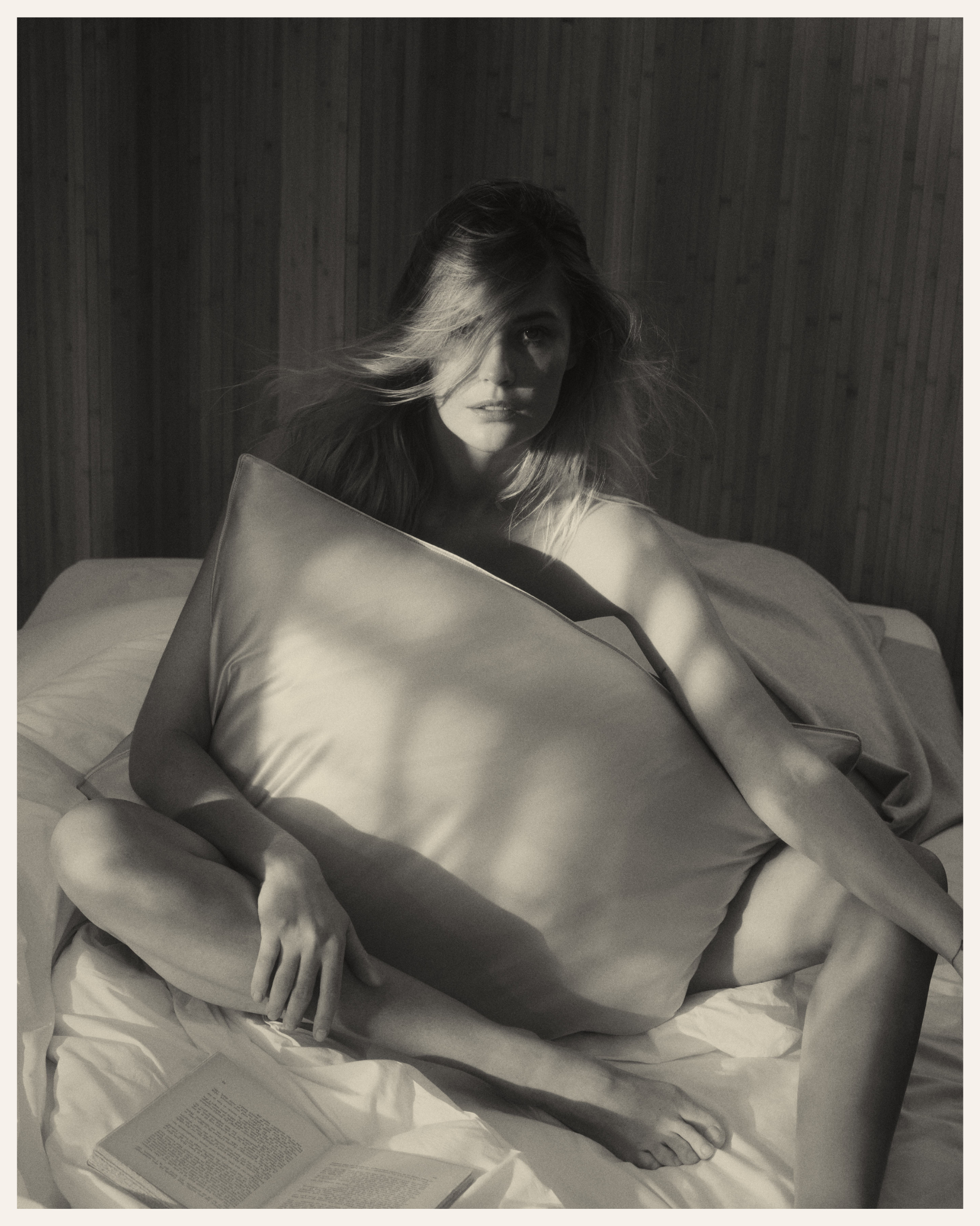The Beauty Sleeper silk pillowcase Wild Chamomile 50x75 cm — keeps skin moisturised and hair smooth overnight