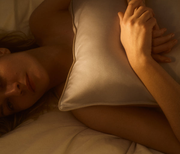 Benefits of sleeping with a silk pillowcase | The Beauty Sleeper